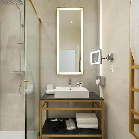 Vestay Montaigne Parigi